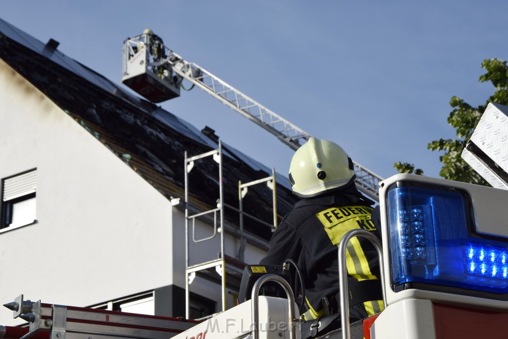 Feuer 2 Dachstuhl Koeln Dellbrueck Von der Leyen Str P160.JPG - Miklos Laubert